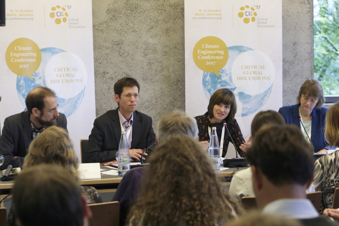 Pressekonferenz mit David Keith (Harvard University), Mark Lawrence (IASS), Lili Fuhr (Heinrich-Böll-Stiftung) und Moderatorin Eva Söderman (IASS)